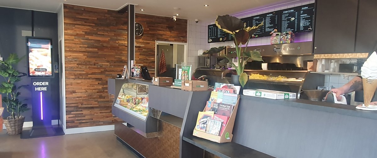 Gevel van Snackhouse Royaal aan de Muiderwaard in Alkmaar